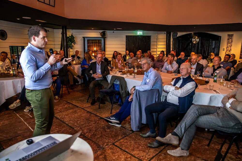 Leon Tindemans geeft een LinkedIn inspiratiesessie voor een zaal met ondernemers