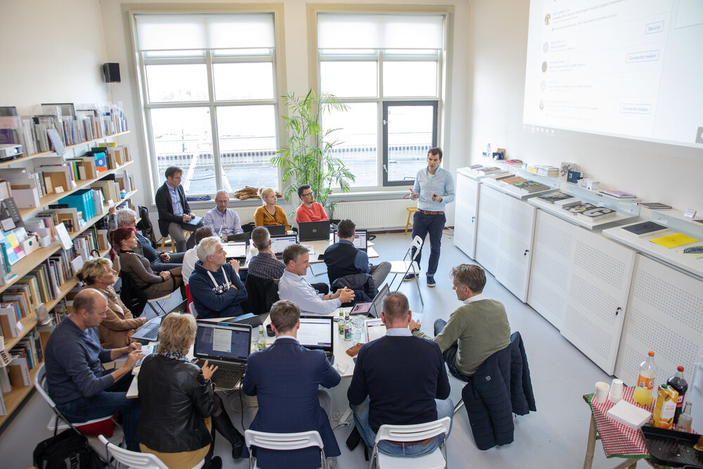 Deelnemers aan de LinkedIn training werken op hun eigen laptop aan hun profiel